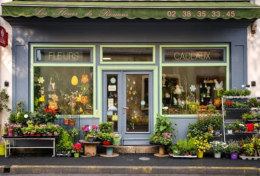 "devanture de la boutique de fleurs Les Fleurs de Roxane à Ouzouer sur Loire (45)" src=