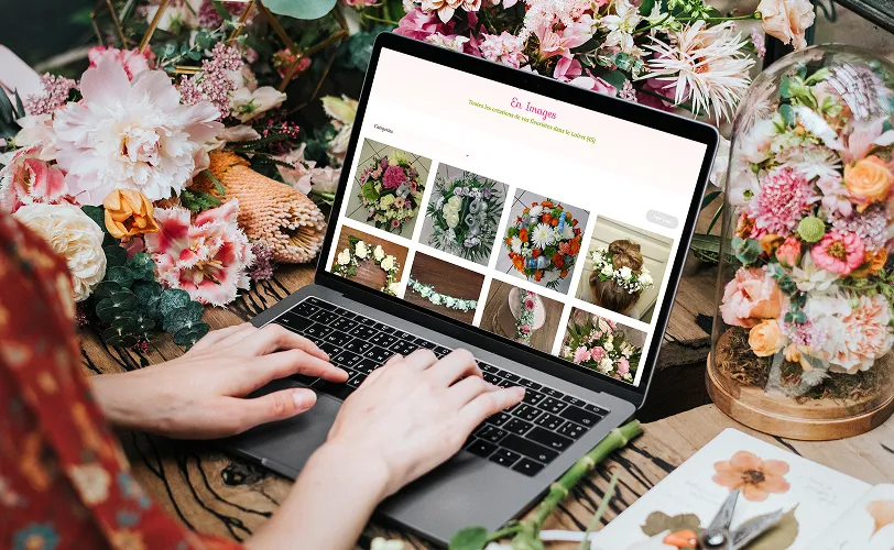 fleuriste en train de naviguer sur le site internet Au Quai des Fleurs