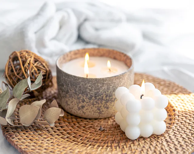 deux bougies allumées pour créant des éléments de décor